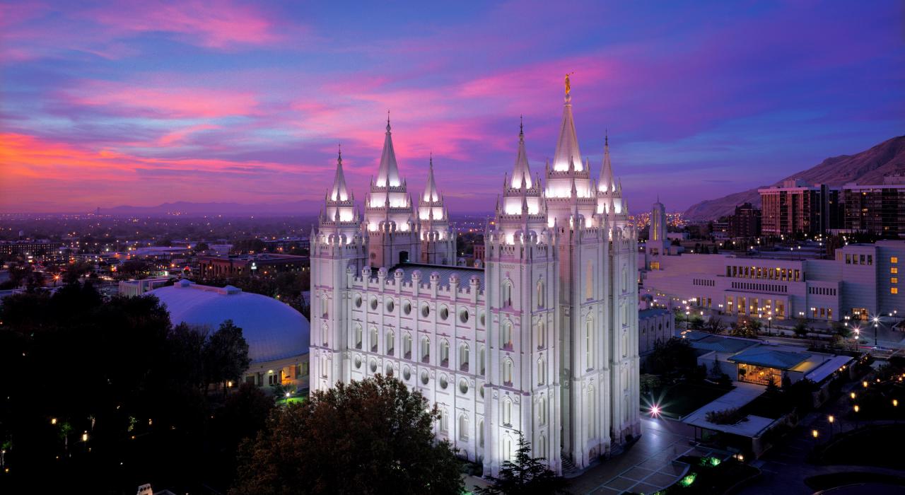 犹他州盐湖城神殿广场上方的日落美景