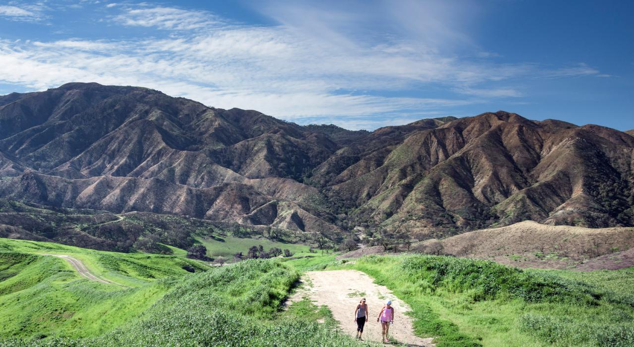 在金谷牧场辽阔地域徒步欣赏壮丽山景