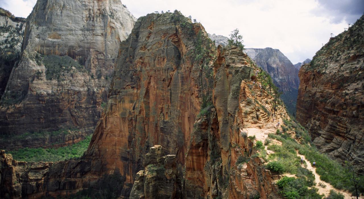 犹他州锡安国家公园高耸入云的天使降落岩