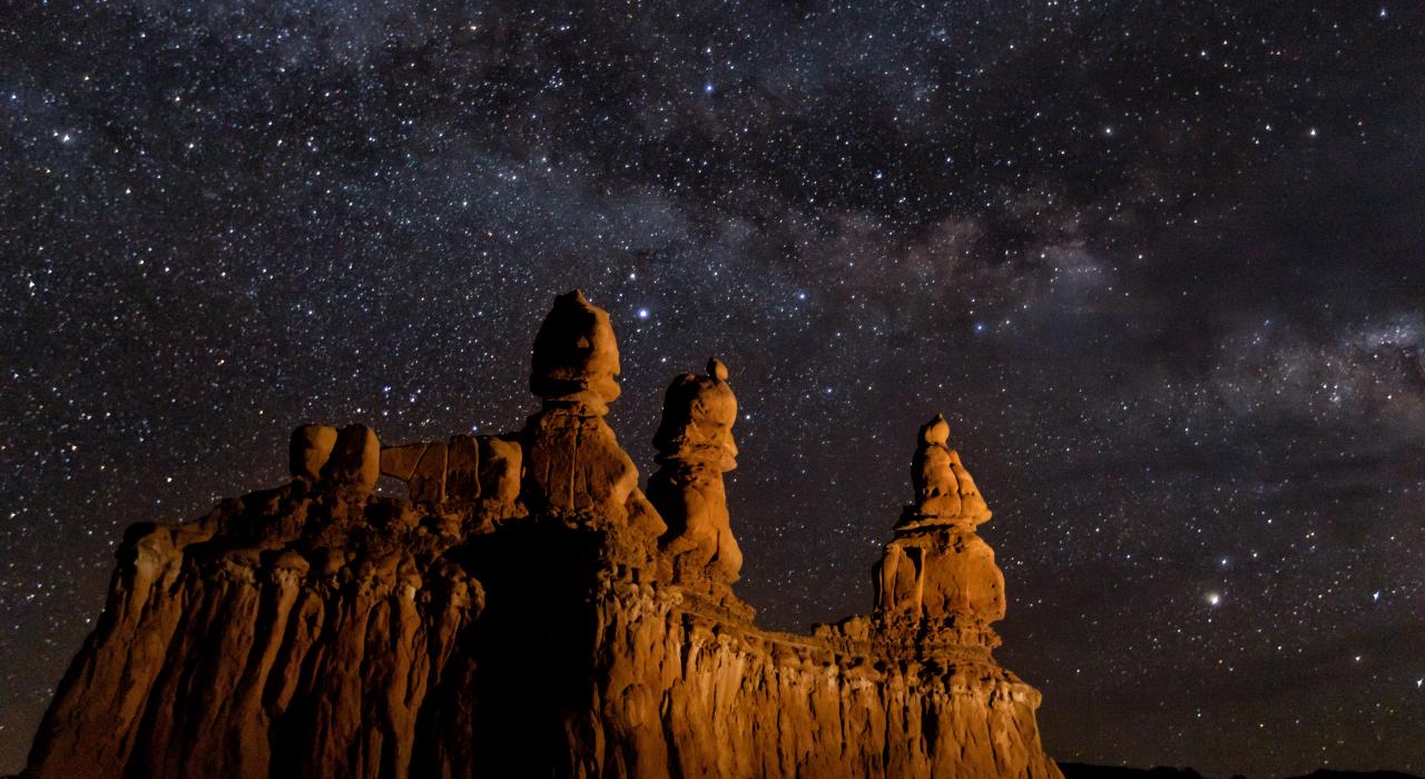 在犹他州汉克斯维尔附近的魔怪谷观星 在犹他州汉克斯维尔附近的魔怪谷观星