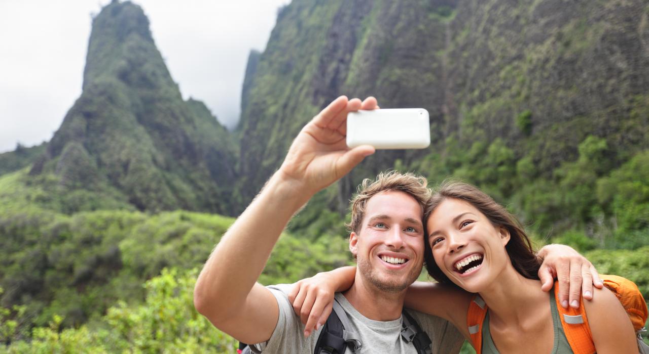 一对在夏威夷州毛伊岛的伊奥山谷州立公园徒步旅行途中自拍的情侣