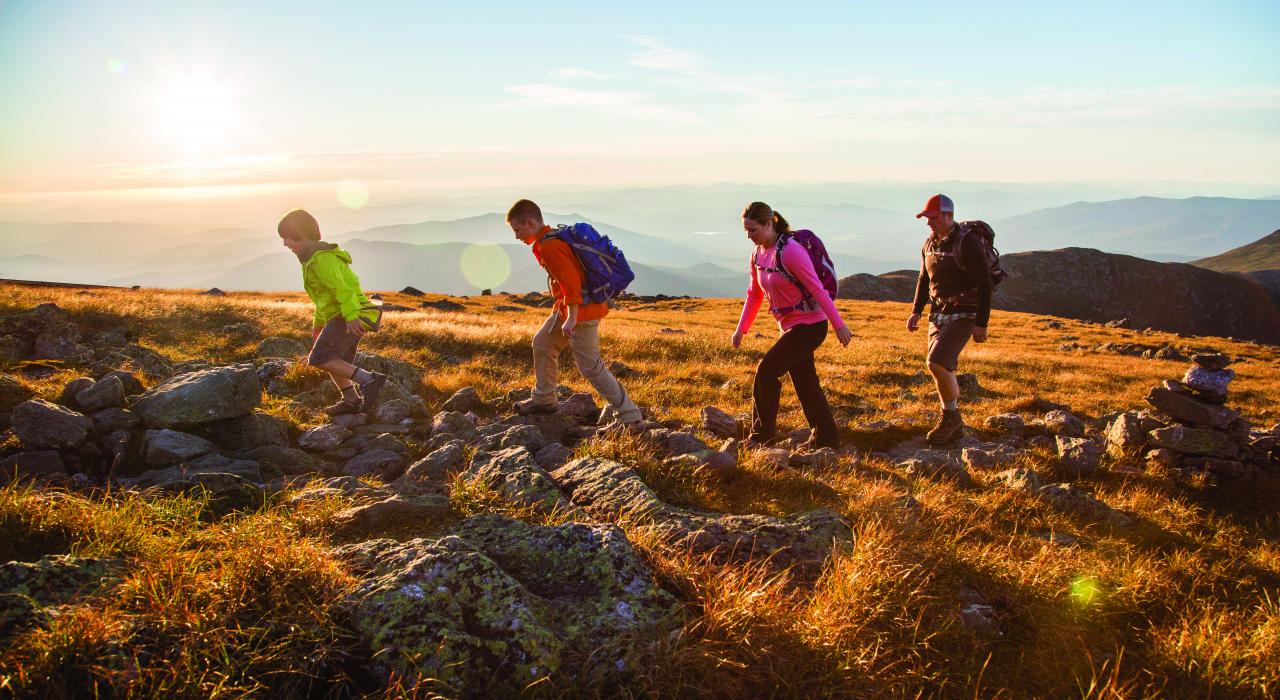 一家人正徒步穿越新罕布什尔州华盛顿山 一家人正徒步穿越新罕布什尔州华盛顿山