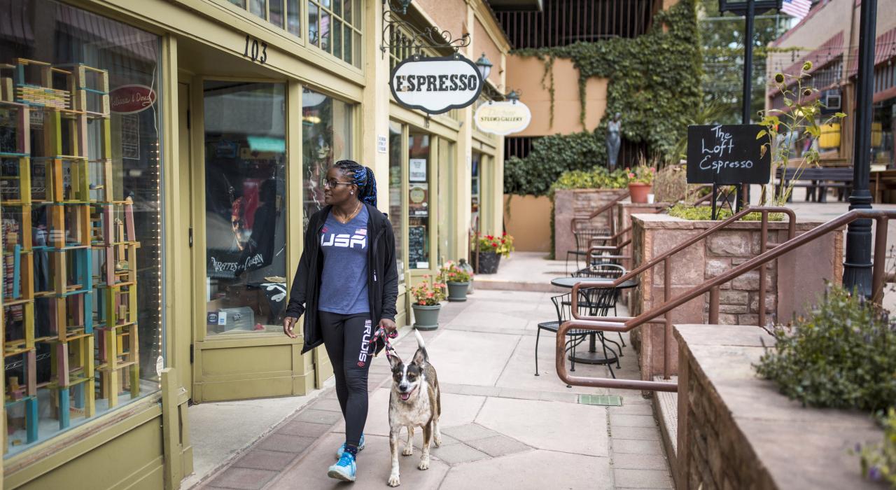 沿着马尼图斯普林斯古朴的街道逛逛街旁鳞次栉比的当地精品店