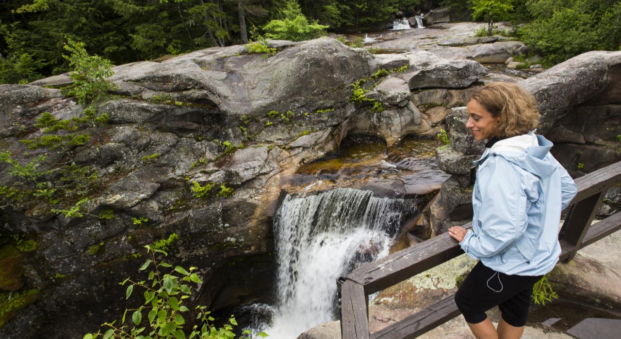 徒步去欣赏缅因州格拉夫顿峡谷州立公园的瀑布 徒步去欣赏缅因州格拉夫顿峡谷州立公园的瀑布