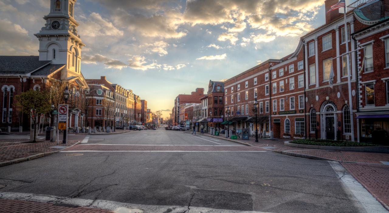 新罕布什尔州朴茨茅斯市中心的国会大街上历史建筑林立 新罕布什尔州朴茨茅斯市中心的国会大街上历史建筑林立