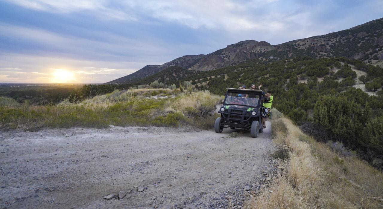 一辆 Heise Hot Springs 温泉城的全地形车，载着游客前往爱达荷州爱达荷福尔斯附近