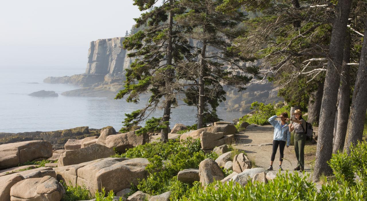 探索缅因州巴尔港附近的阿卡迪亚国家公园 探索缅因州巴尔港附近的阿卡迪亚国家公园