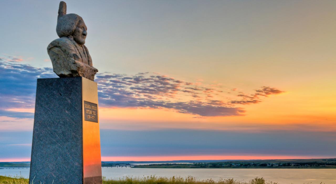 南达科他州莫布里奇附近俯瞰密苏里河的坐牛纪念碑