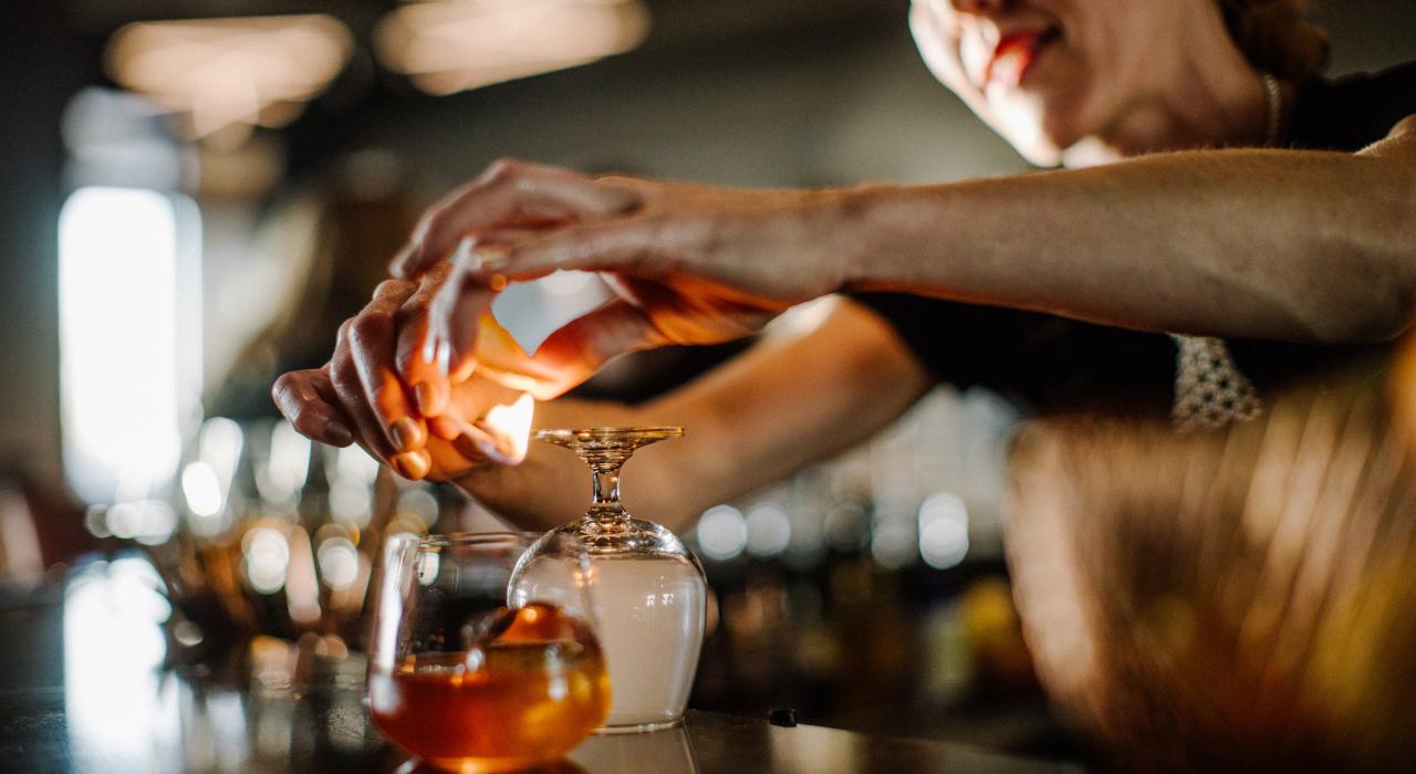 在 Fox Trail Distillery 酒厂为一杯手工鸡尾酒做最后的修饰