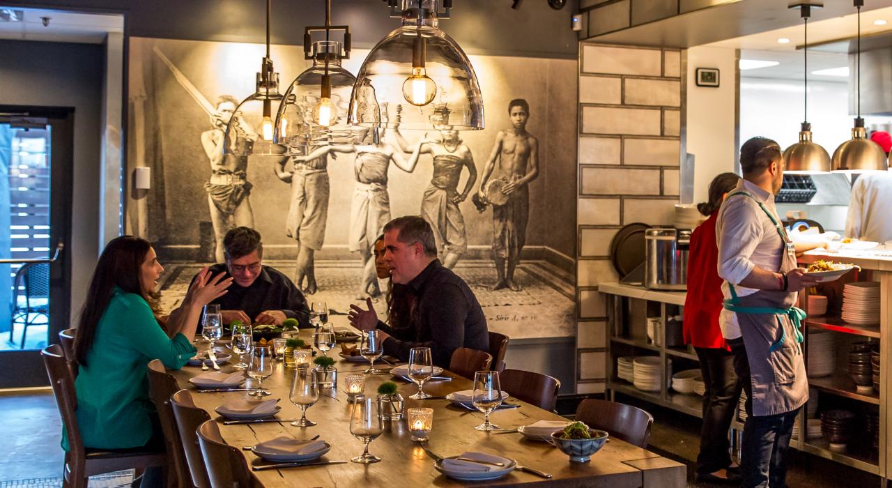 在黄金谷著名的 Lat14 亚洲餐厅用餐