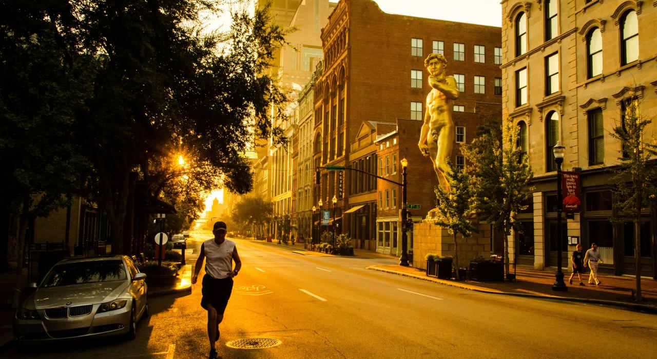 肯塔基州路易维尔市中心主街的日出 肯塔基州路易维尔市中心主街的日出