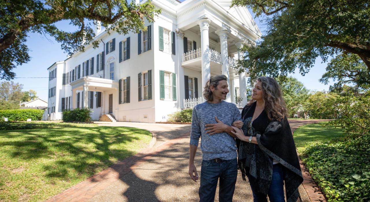 在市内的家宅博物馆——斯坦顿大厦前摆姿势拍照 在市内的家宅博物馆——斯坦顿大厦前摆姿势拍照