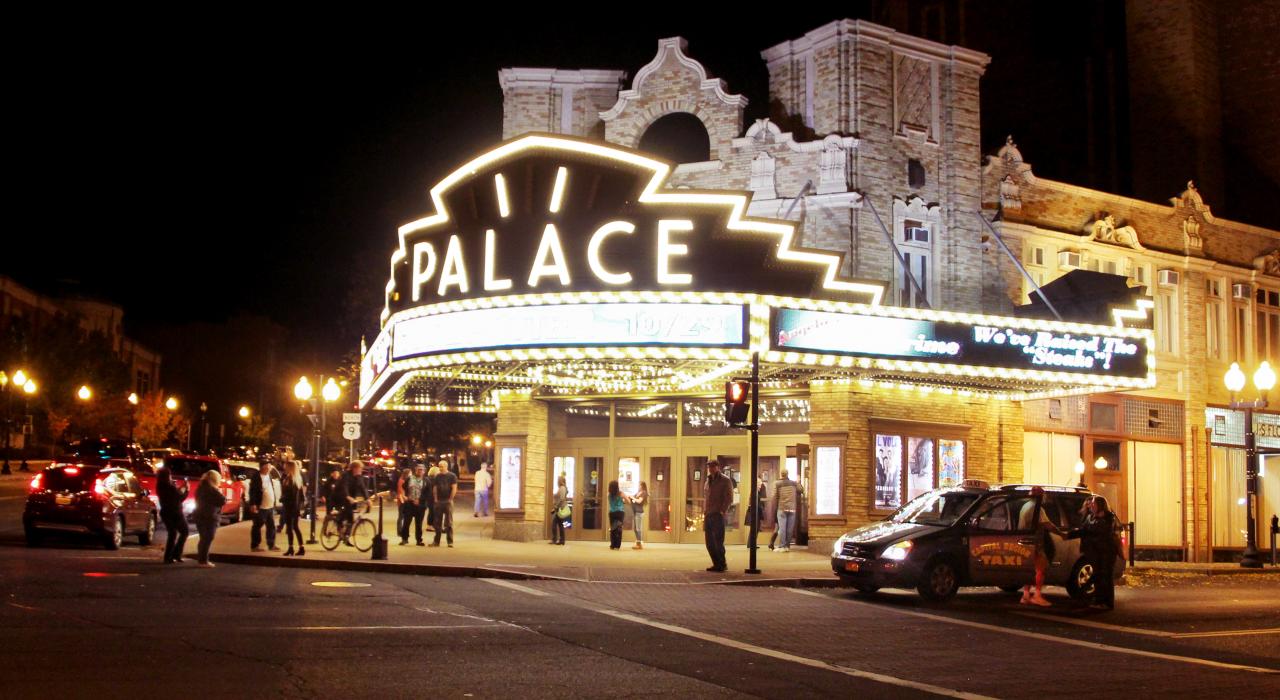 历史悠久的皇宫剧院灯火通明的遮檐 历史悠久的皇宫剧院灯火通明的遮檐