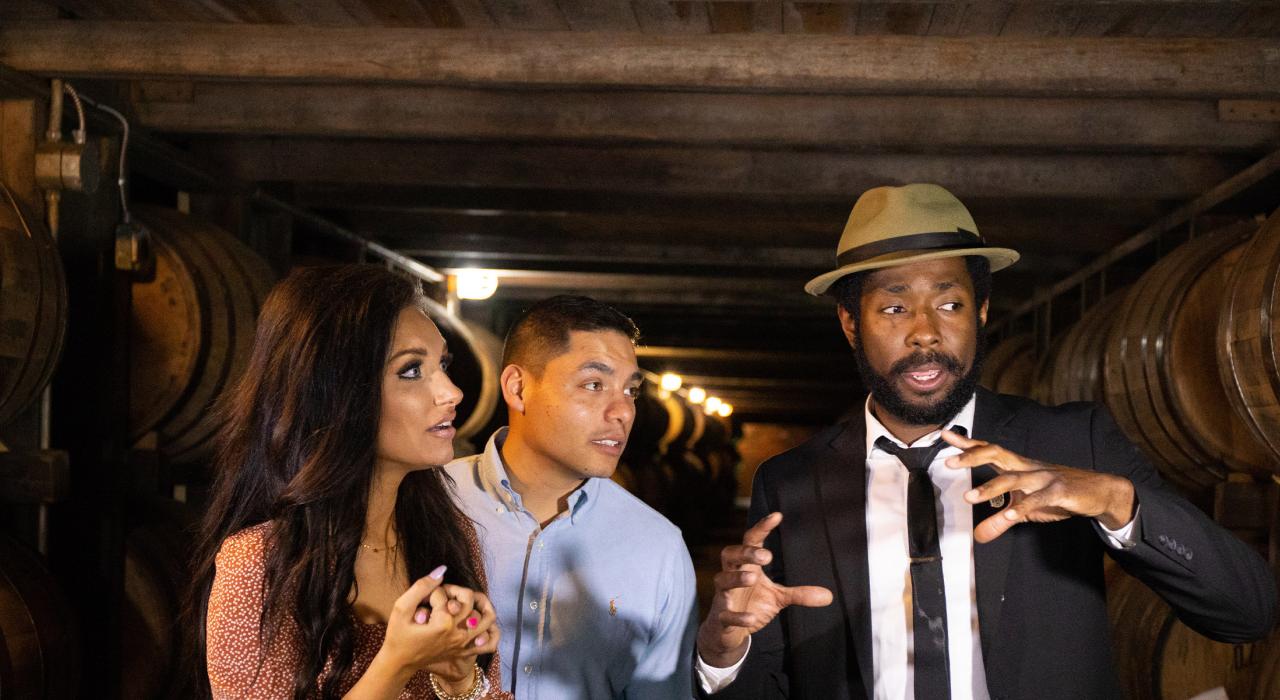 参观绿河蒸馏公司（Green River Distilling Co.），看看这些美酒是如何酿制的。