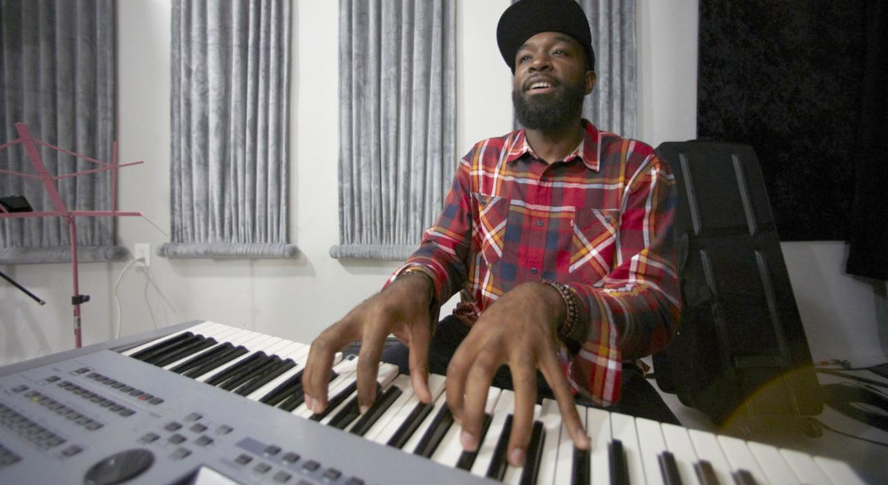 音乐家在马里兰州巴尔的摩在弹琴