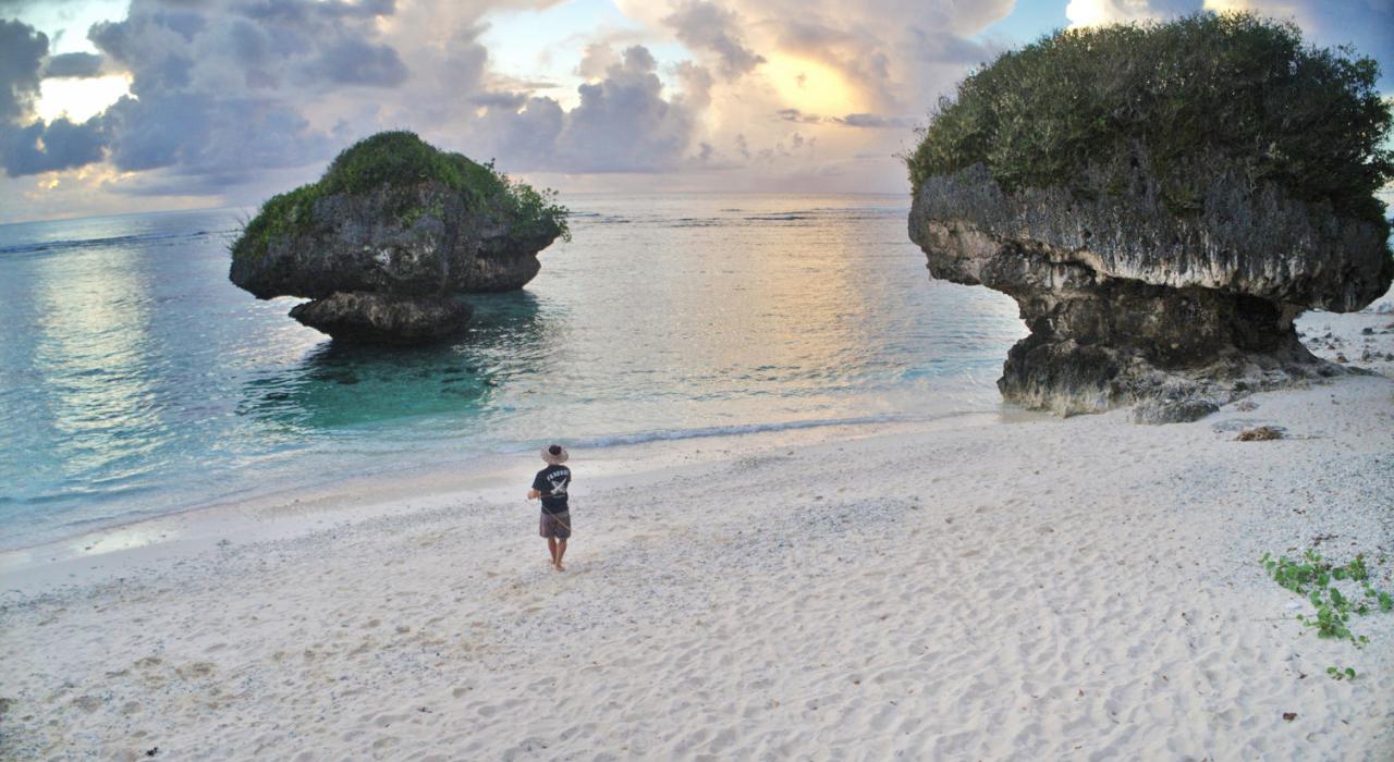 Hila’an San Nicolas 在关岛探索喜爱的海滩