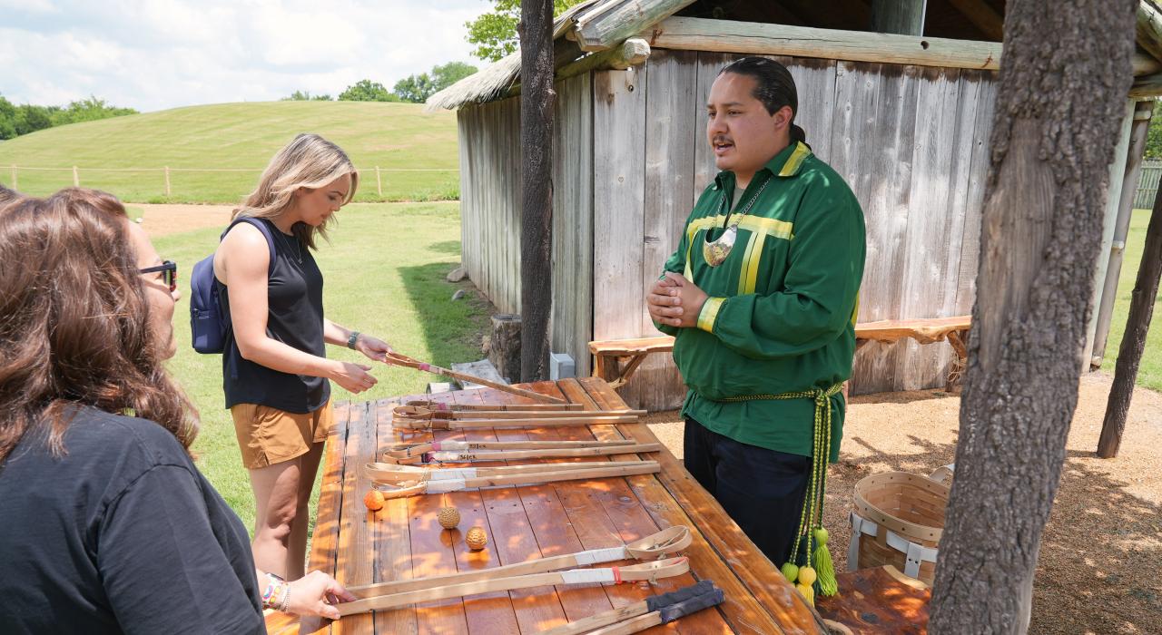 俄克拉荷马州萨尔弗的奇克索文化中心在举行文化展示