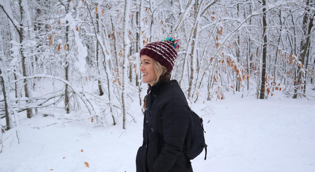 徒步旅行者欣赏阿尔冈昆越野滑雪道的雪景