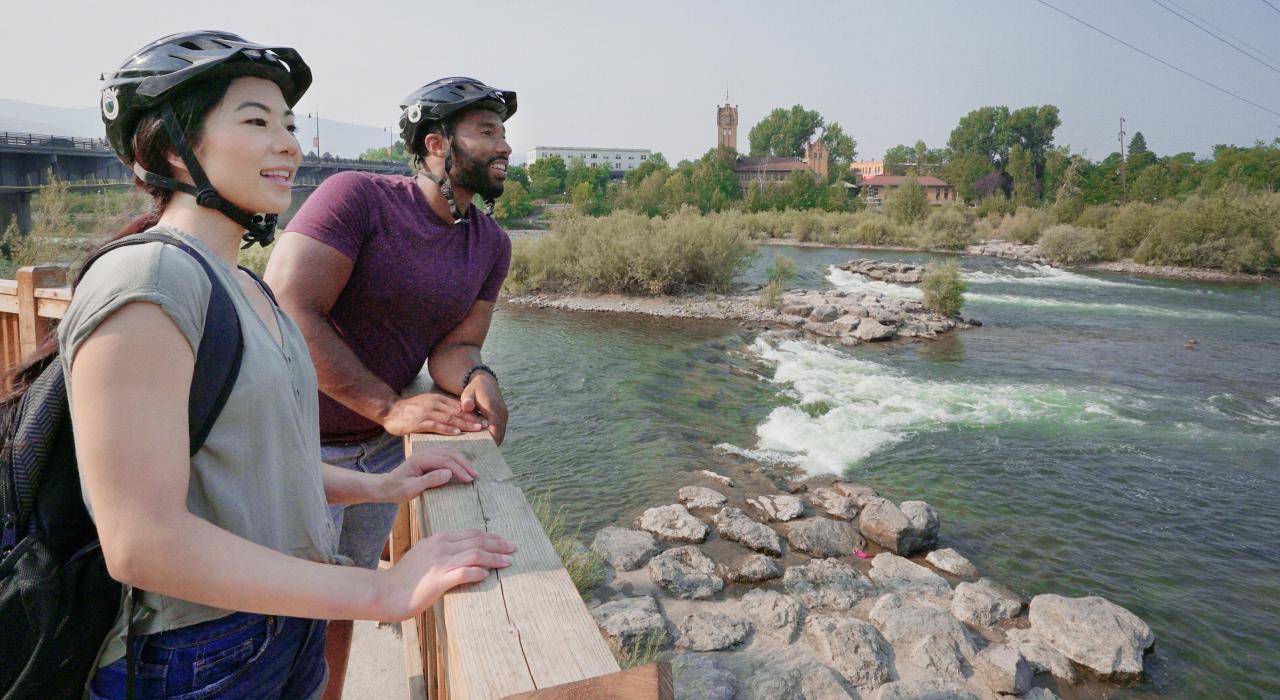 从蒙大拿州米苏拉的河滨小径俯瞰克拉克福克河