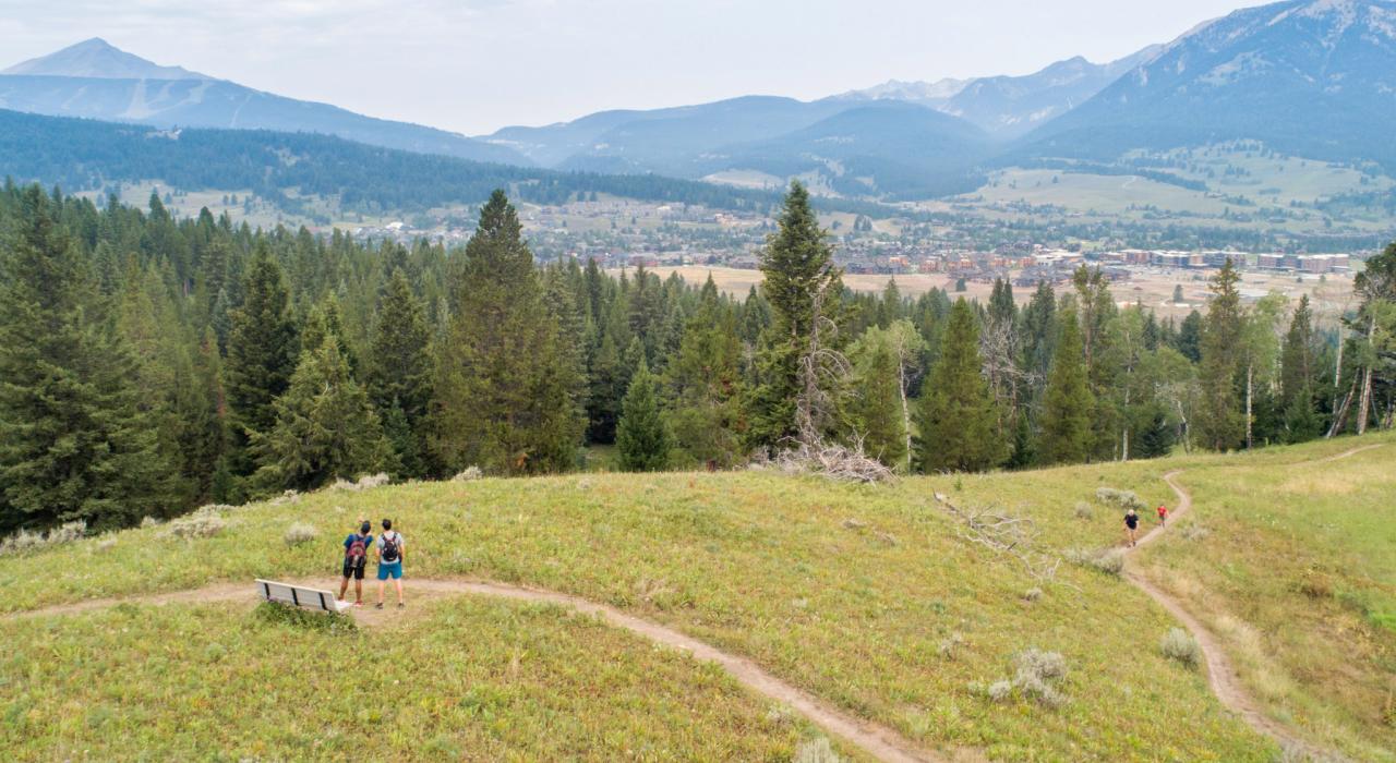 徒步旅行者从蒙大拿州大天空市的 Uplands 小径欣赏山峦景致