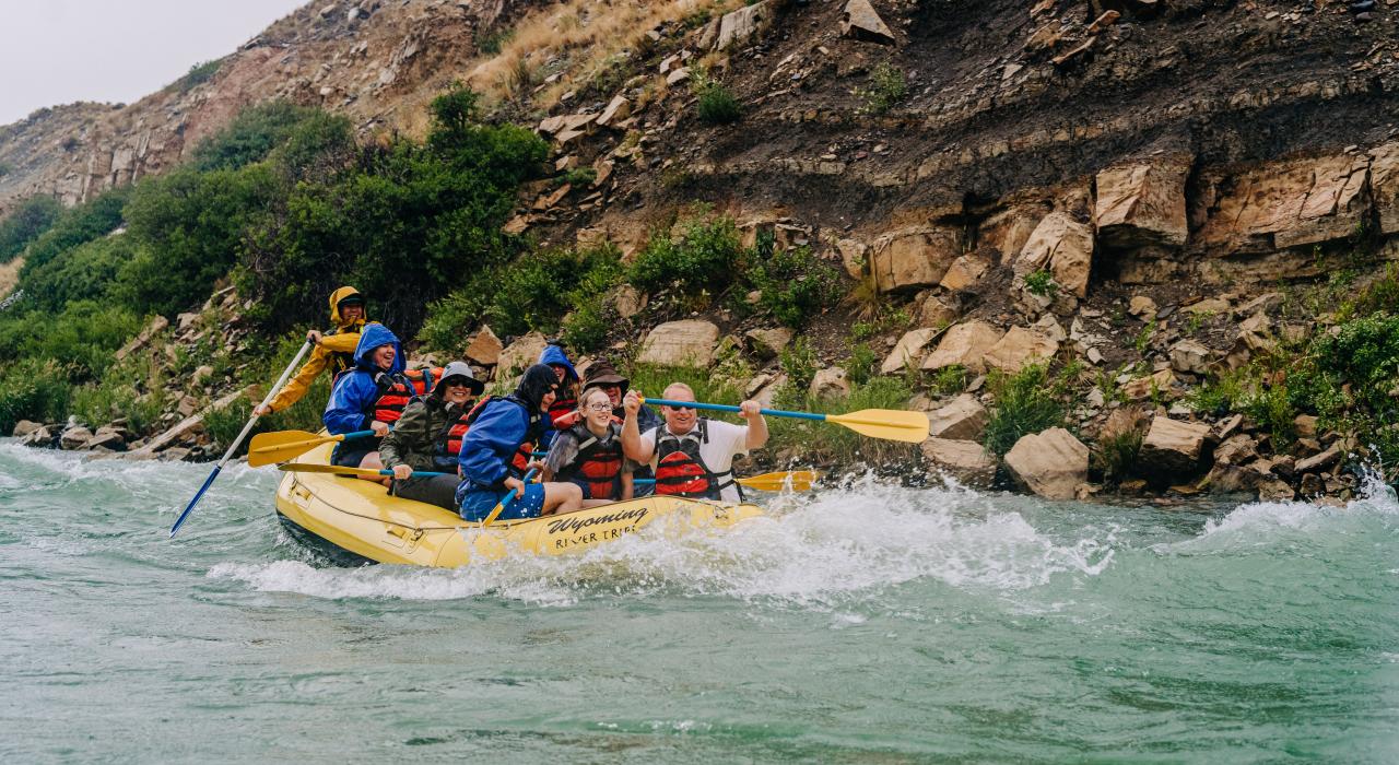 在肖松尼河 (Shoshone River) 下游的白水漂流中享受高能乐趣 在肖松尼河 (Shoshone River) 下游的白水漂流中享受高能乐趣