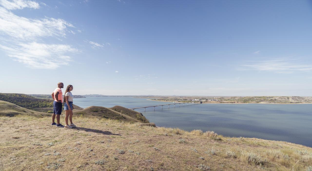 在北达科他州的萨卡卡维湖州立公园欣赏风景秀丽的湖景