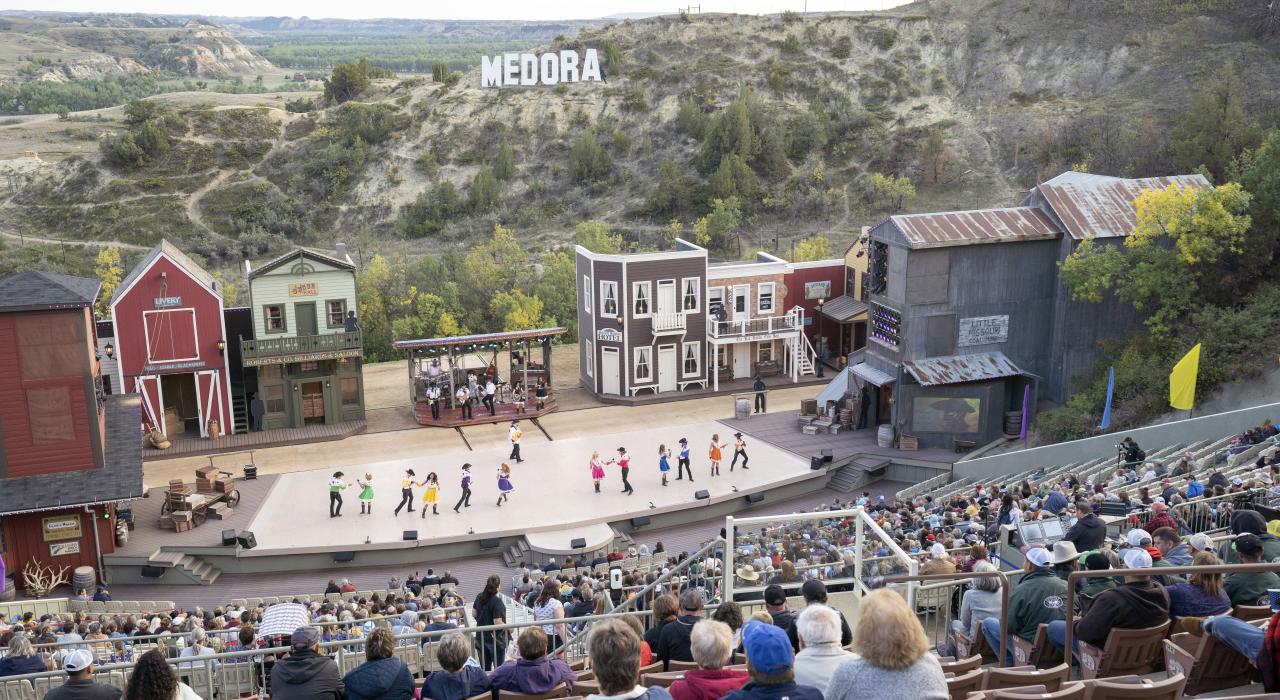 在北达科他州梅多拉风景秀丽的山谷中欣赏梅多拉音乐节目