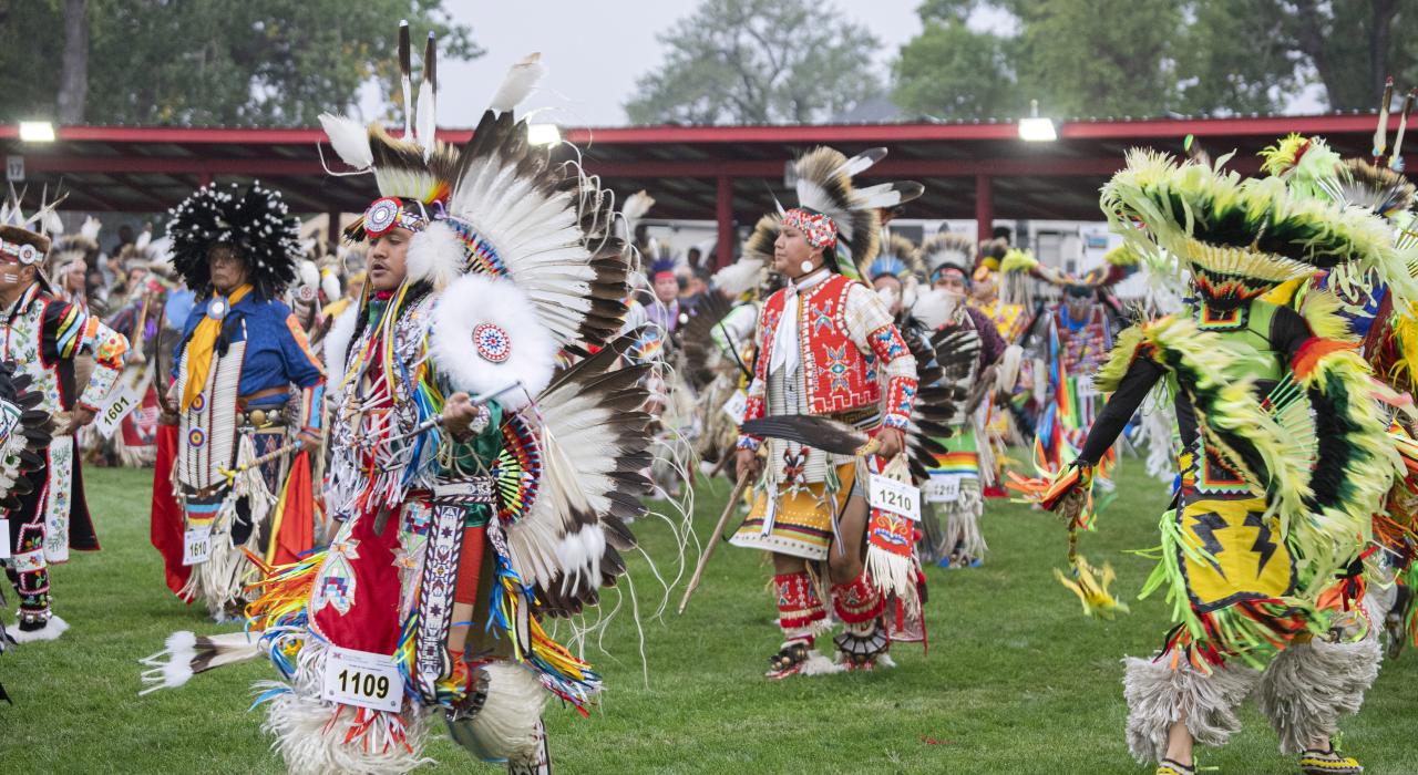 美洲土著舞者在北达科他州俾斯麦年度联合部落国际庆典盛会上尽展身手