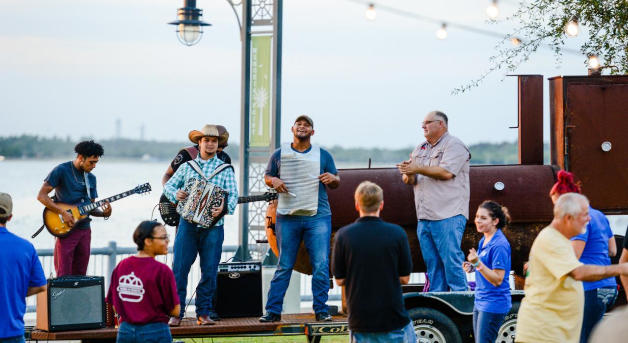 路易斯安那州莱克查尔斯举办的户外宴会 路易斯安那州莱克查尔斯举办的户外宴会