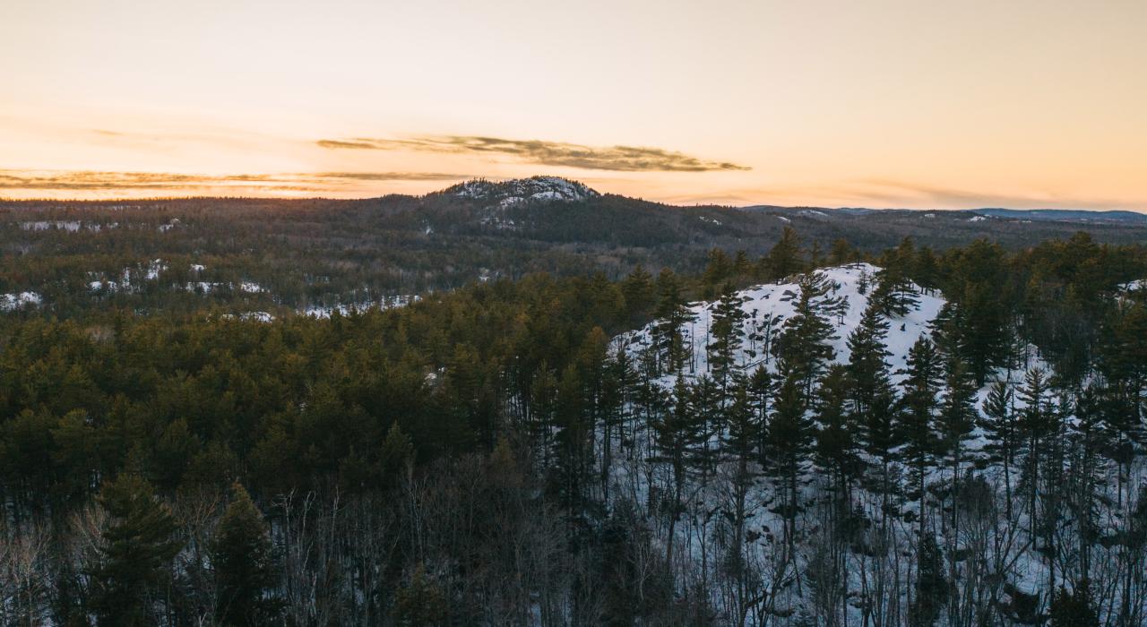 霍格斯贝克山及周围荒野的壮美雪景