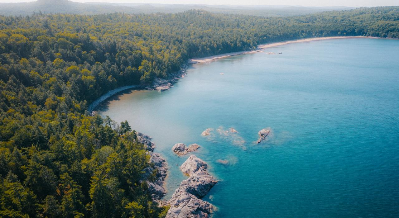 沿着 Wetmore Landing 湖岸线领略苏必利尔湖湛蓝水域的迷人风光