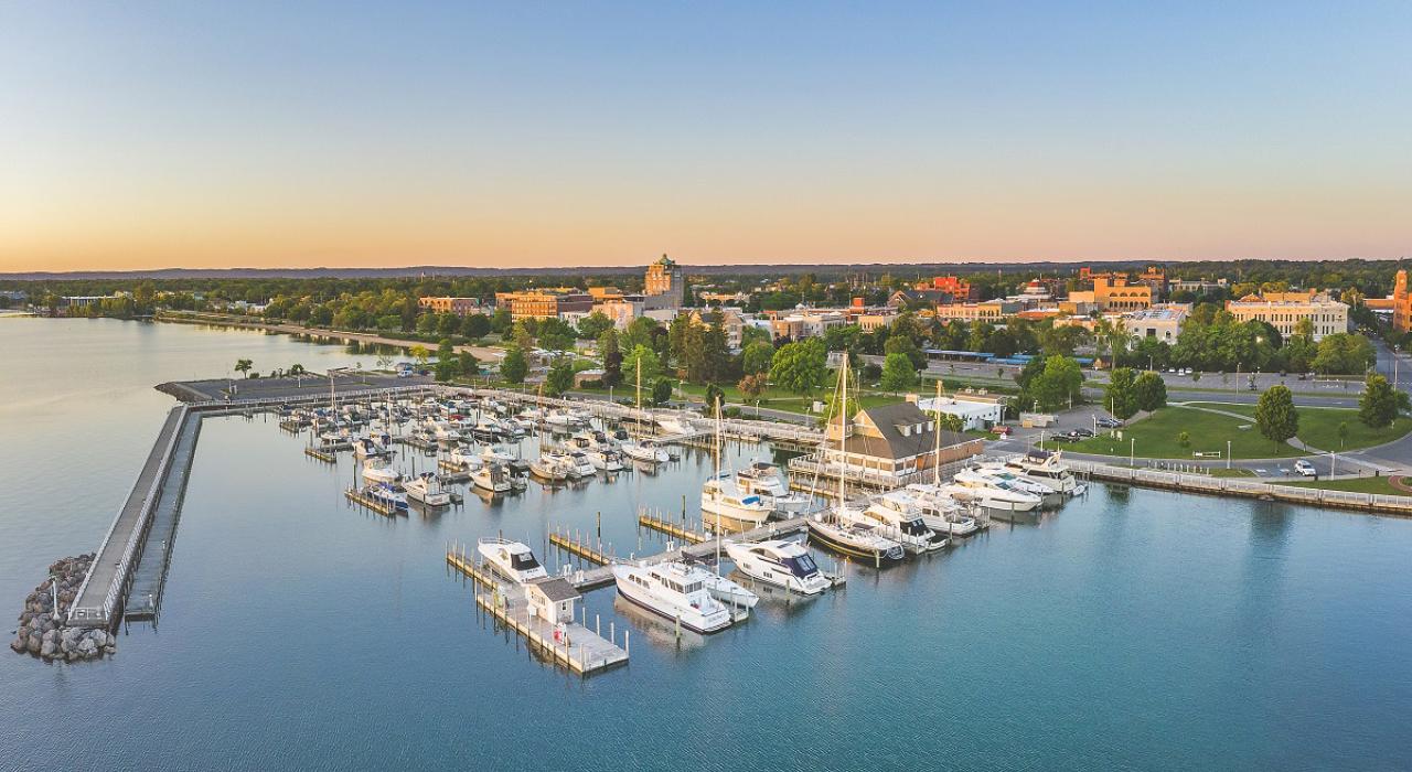 迷人的市中心和美丽的海滨鸟瞰图