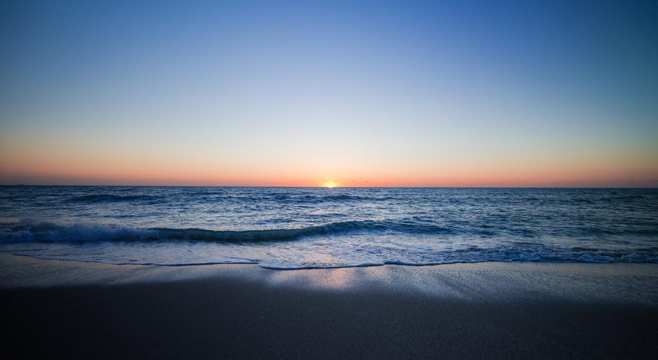 可可海滩上风景如画的日出美景