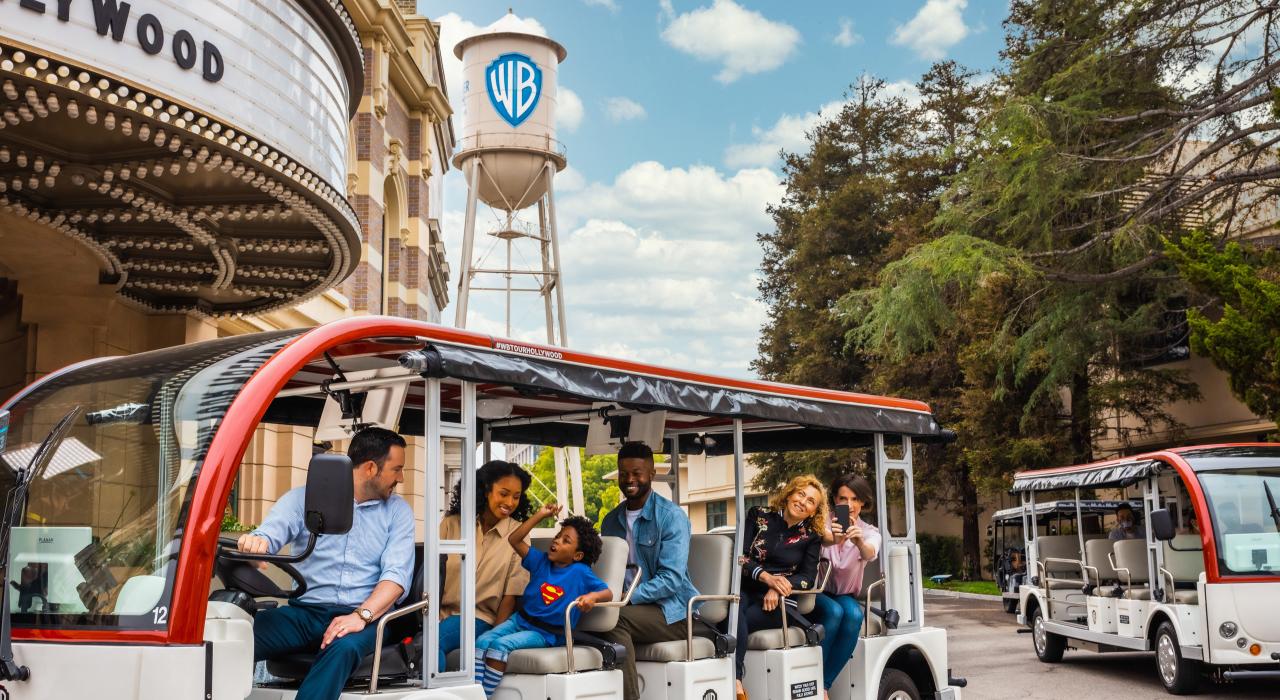 跟随导游参观华纳兄弟工作室的外景场地 跟随导游参观华纳兄弟工作室的外景场地