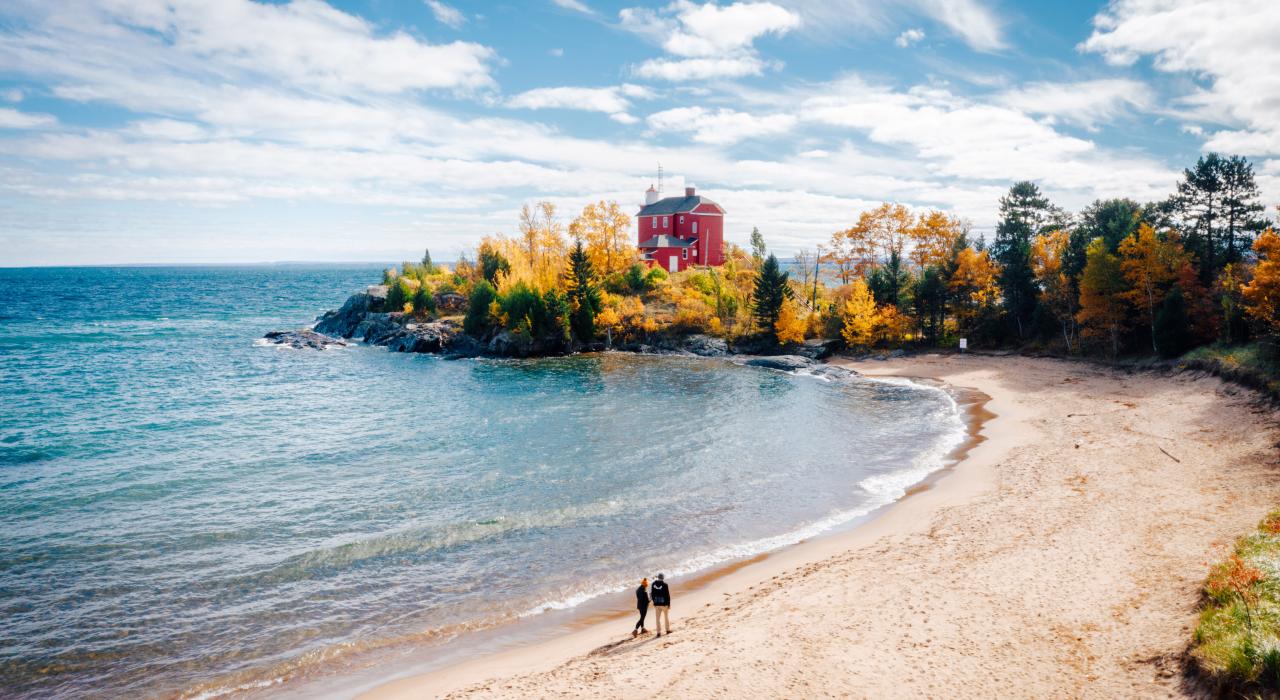 沿着海滩漫步到马奎特港灯塔