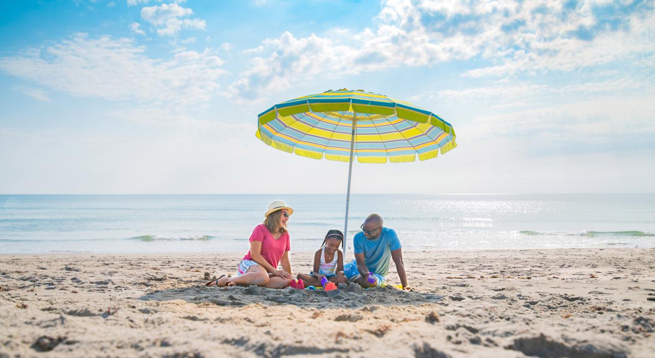一家人在可可海滩柔软的沙滩上玩耍