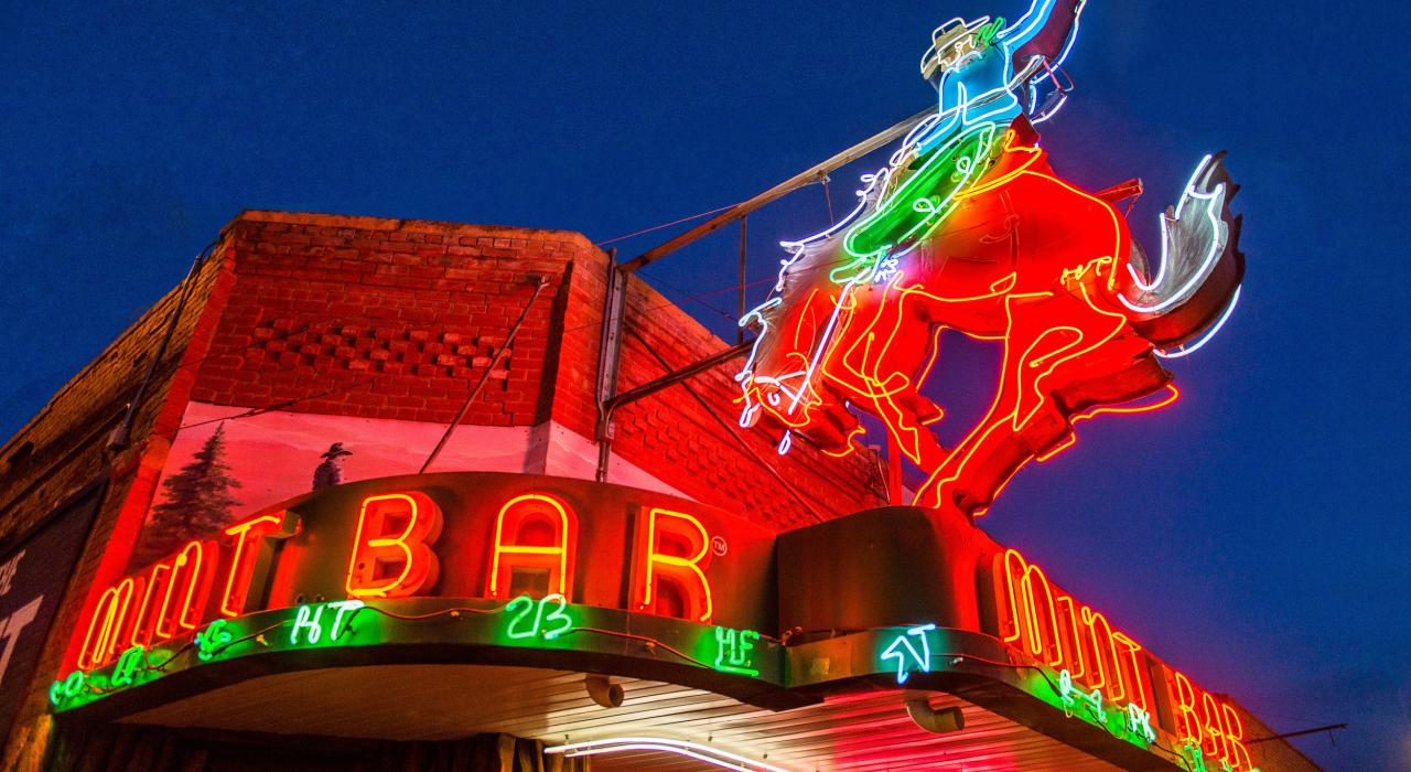 怀俄明州谢里登薄荷酒吧闪烁的霓虹灯招牌
