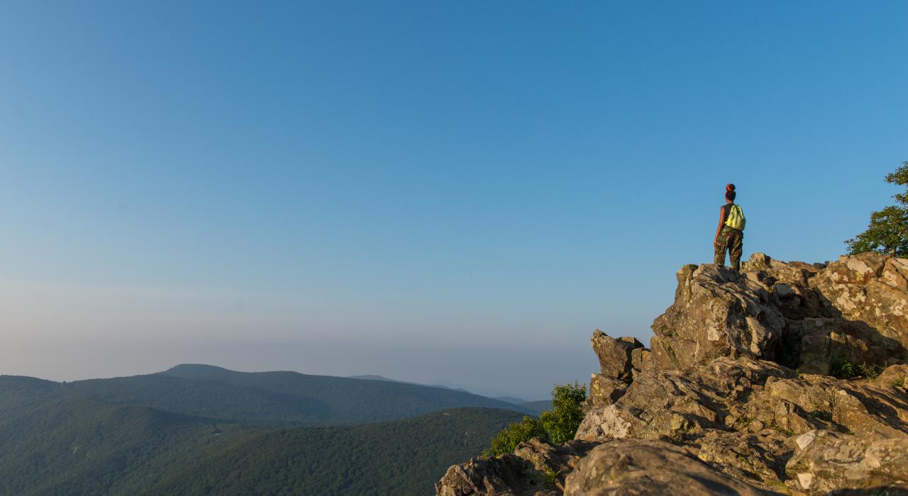 徒步前往弗吉尼亚州仙纳度国家公园欣赏迷人美景