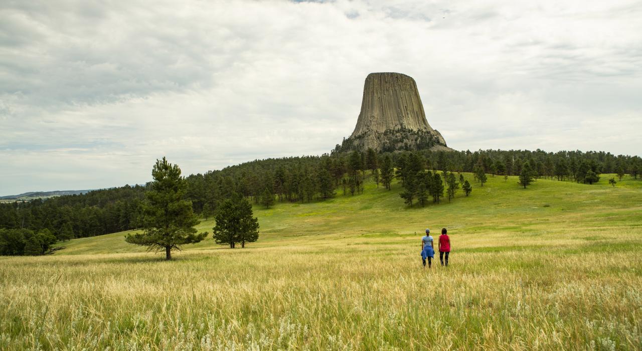 在怀俄明州魔鬼塔国家纪念区附近徒步