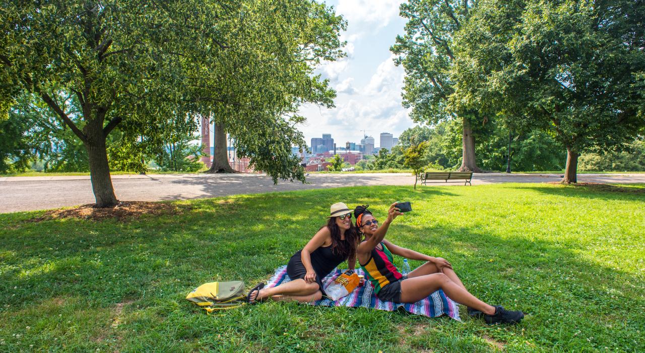 在弗吉尼亚州里士满的利比山公园拍照留念