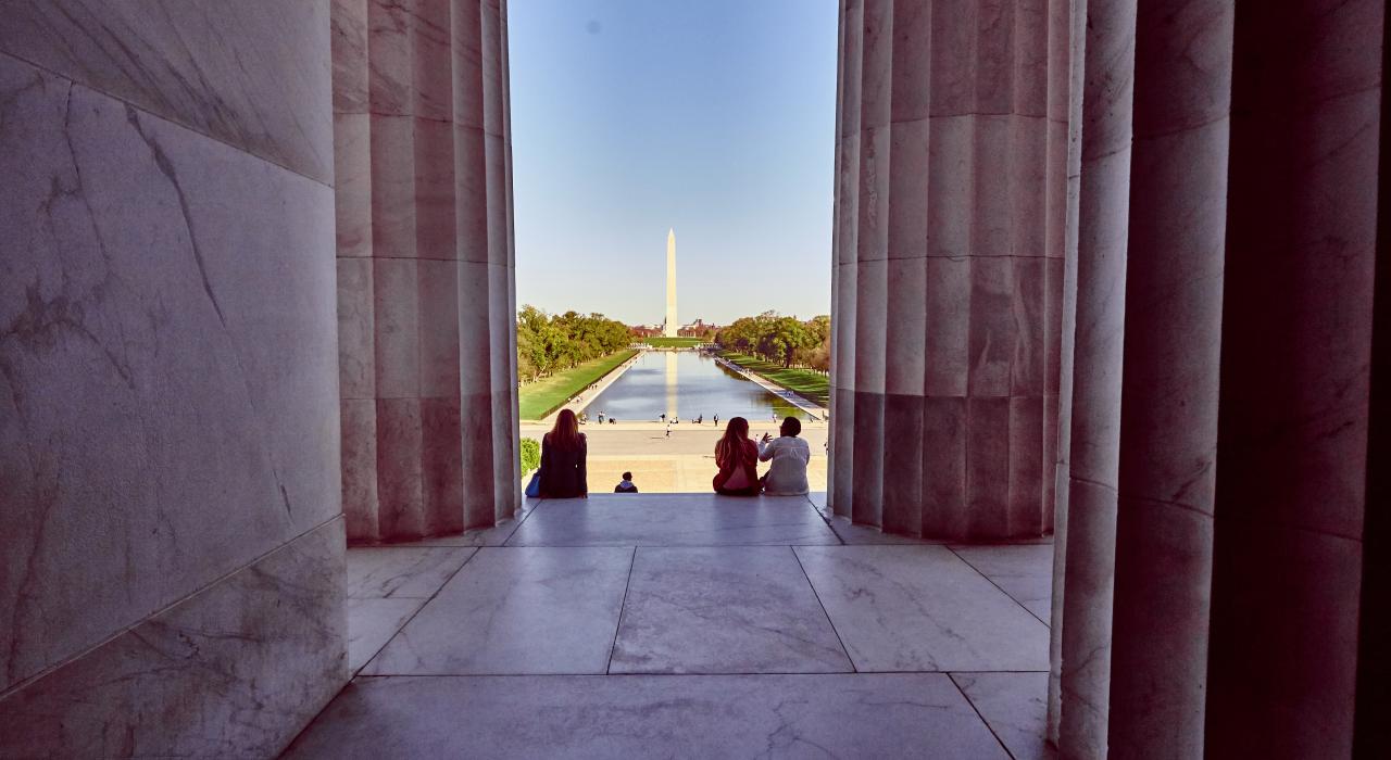 从华盛顿特区的林肯纪念堂欣赏华盛顿纪念碑