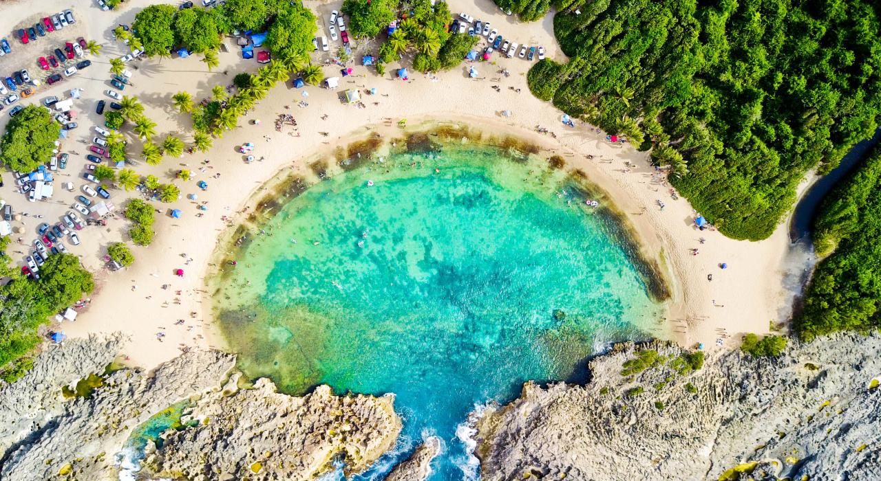 Playa Mar Chiquita 海滩的蔚蓝色水域和纯净沙滩 Playa Mar Chiquita 海滩的蔚蓝色水域和纯净沙滩
