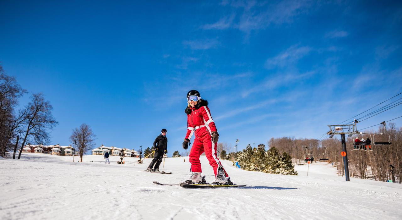 水晶山山坡上的滑雪者