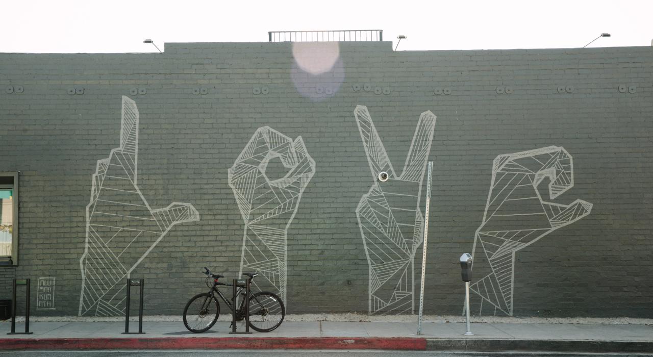 该市展示街头艺术壁画的 170 多处地方之一布里克斯顿 (Brixton) 展示 Allison Kunath 的作品“爱”(Love) 该市展示街头艺术壁画的 170 多处地方之一布里克斯顿 (Brixton) 展示 Allison Kunath 的作品“爱”(Love)