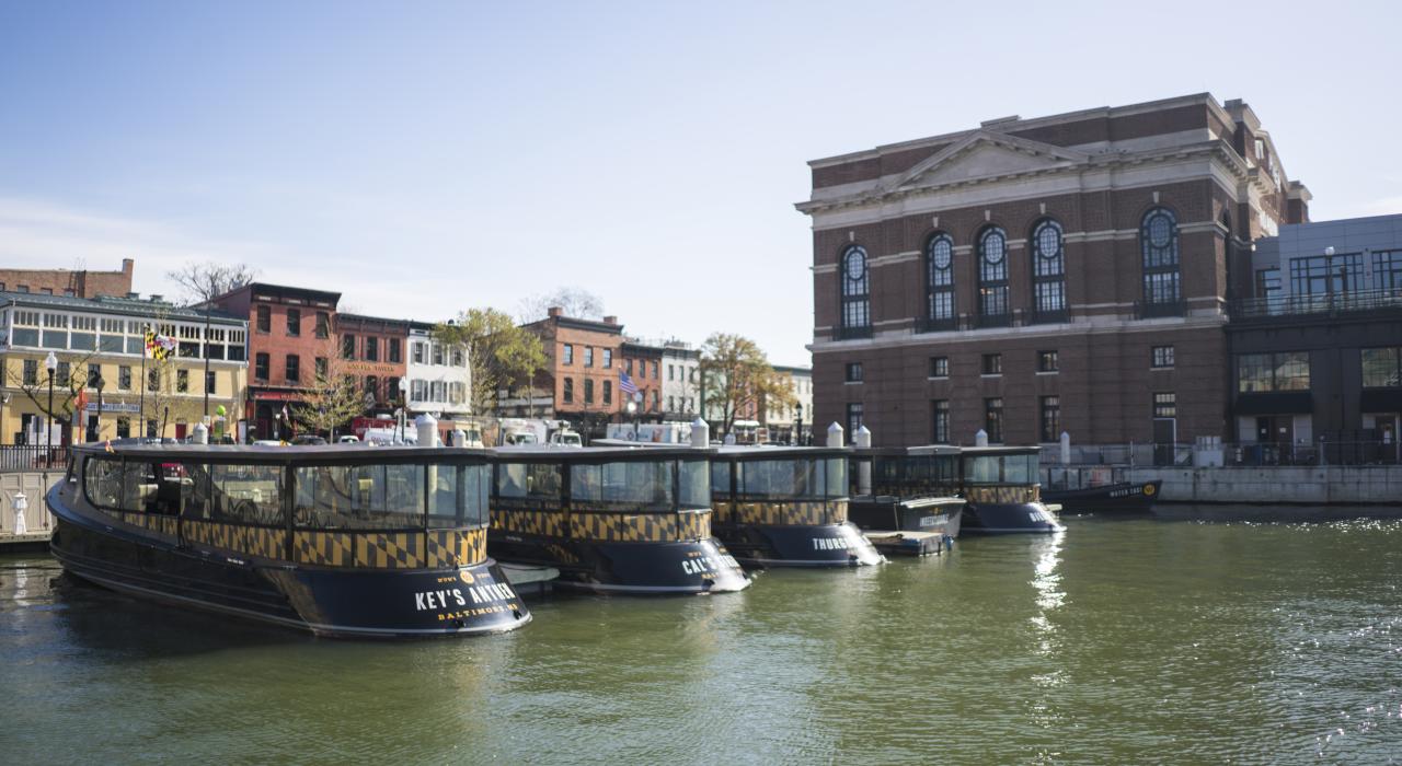 停靠在马里兰州巴尔的摩菲尔斯角街区的水上出租车