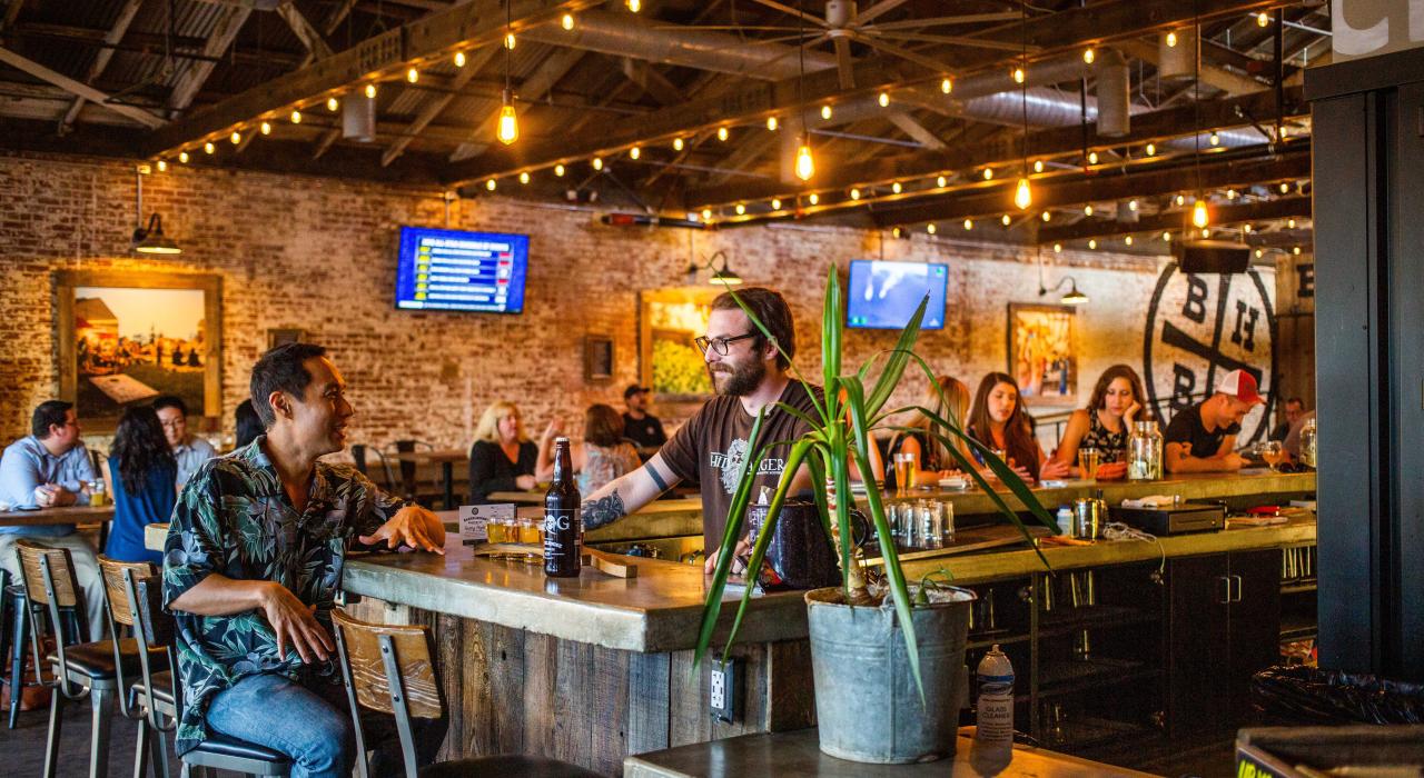 在啤酒厂区 (Brewery District) 的 BarrelHouse Brewing 酿酒厂品尝精酿啤酒