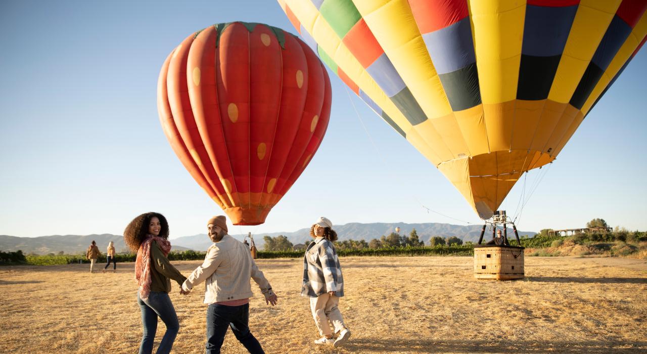 准备好体验 A Grape Escape Balloon Adventure 热气球旅行社的葡萄园上空平稳飞行