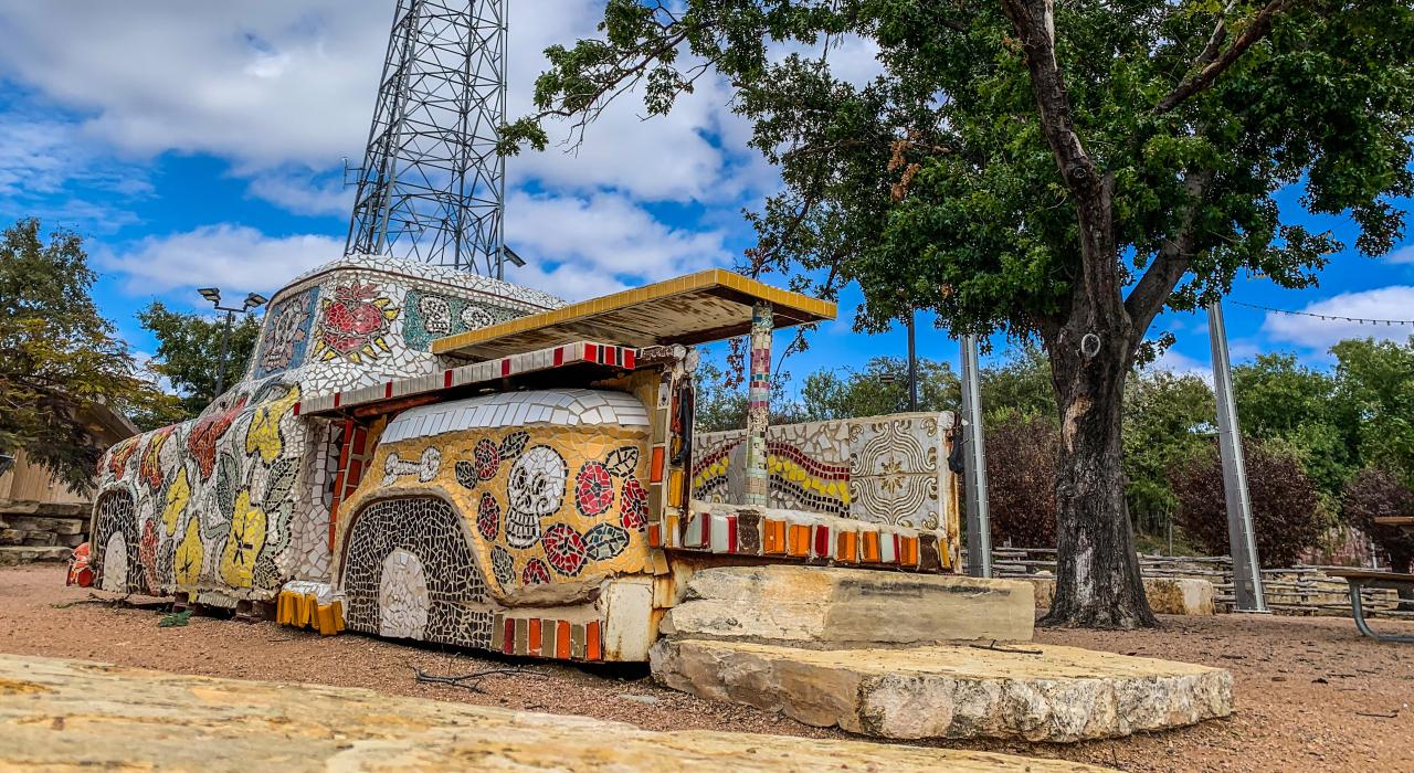 圣安吉洛康乔河沿岸的城市公园博斯克公园的马赛克雕塑