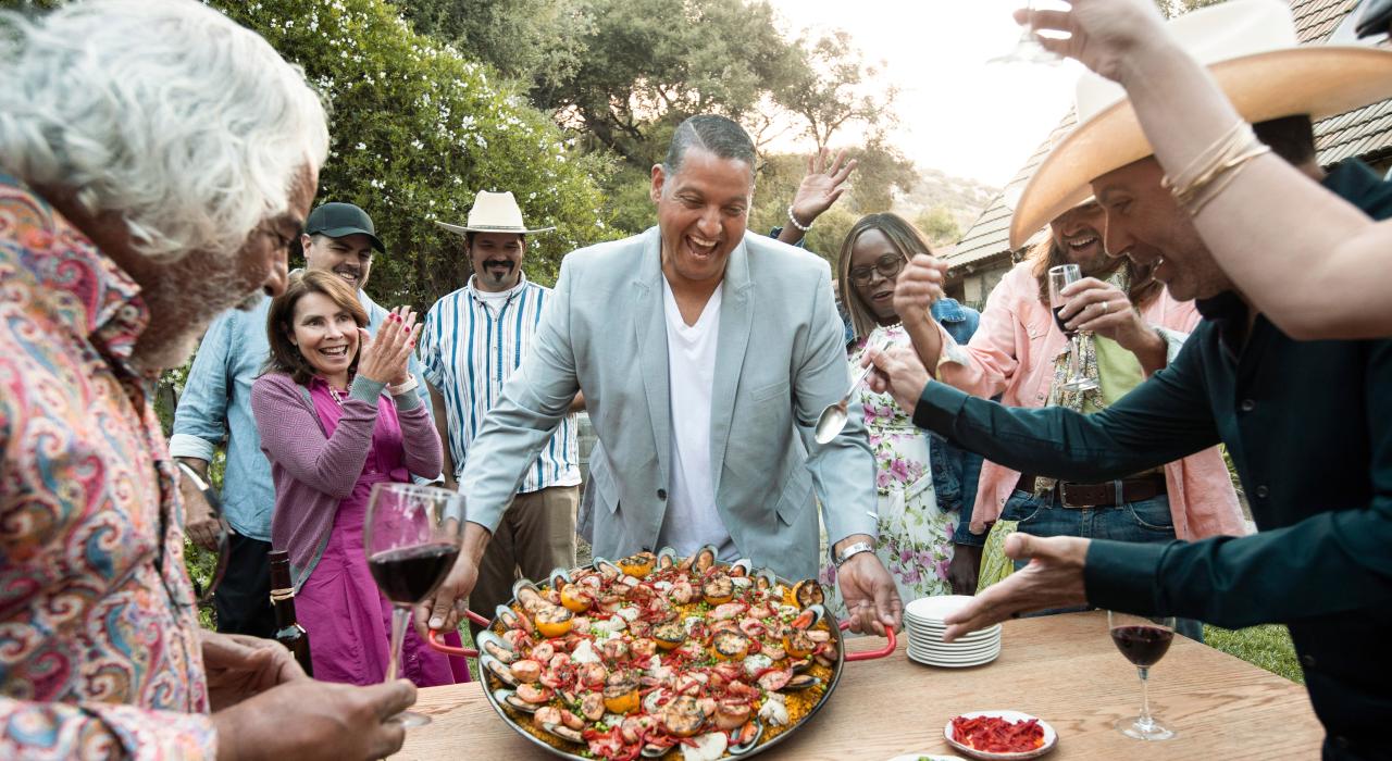 多样化的餐饮选择，包括农场直运美食、民族特色美食和冒险美食