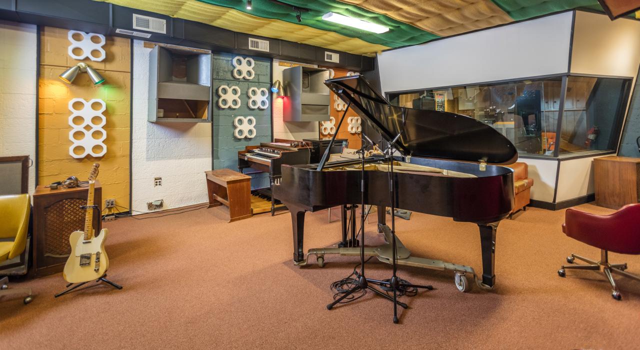阿拉巴马州谢菲尔德马斯尔肖尔斯录音室内的一架钢琴 阿拉巴马州谢菲尔德马斯尔肖尔斯录音室内的一架钢琴